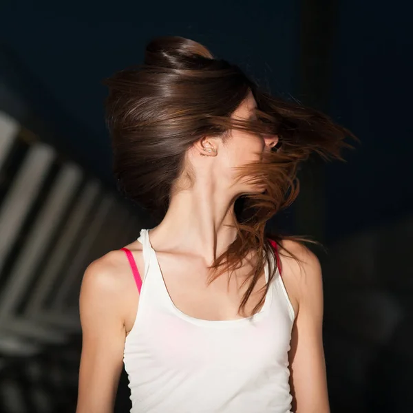 Młoda Kobieta Porusza Długimi Włosami Nocy — Zdjęcie stockowe