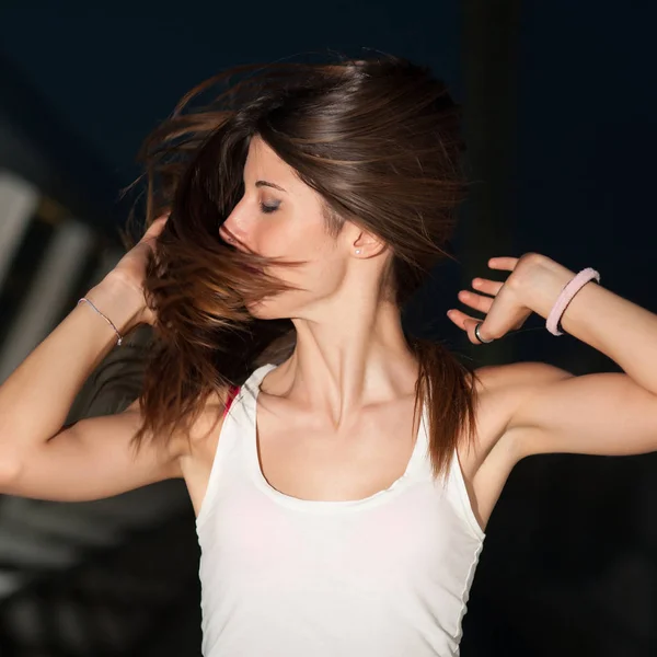 Mujer Joven Moviendo Pelo Largo Noche — Foto de Stock