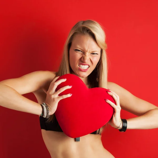 Mulher Loira Bonita Retrato Com Coração Fundo Vermelho — Fotografia de Stock