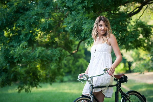 Güzel Genç Kadın Portre Bir Parkta Bisiklet Ile — Stok fotoğraf