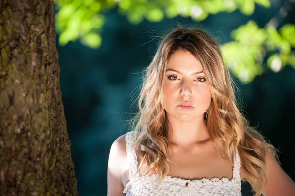 Sensuele Jonge Vrouw Portret Buitenshuis Het Park — Stockfoto