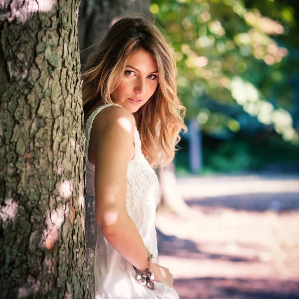 Sensuele Jonge Vrouw Portret Buitenshuis Het Park — Stockfoto