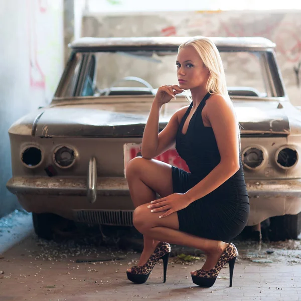 Sensuell Blond Kvinna Stående Nära Övergivna Bil — Stockfoto