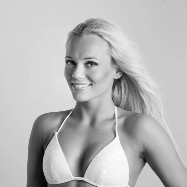 Leende Blond Kvinna Porträtt Med Vit Bikini Svartvit Bild — Stockfoto