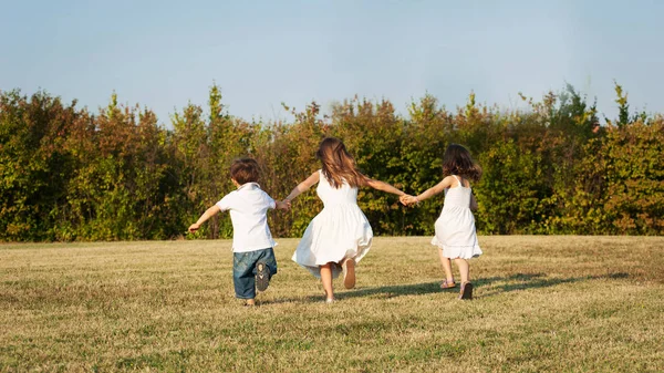 Young Kids Running Together Outdoors — Stock Photo, Image