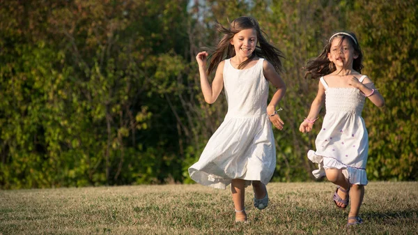 Genç Kız Kardeşler Parkta Birlikte Koşuyorlar — Stok fotoğraf