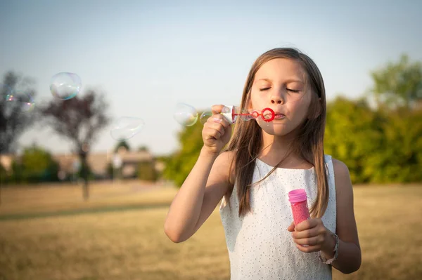 Portret van jong meisje met zeep ballonnen. — Stockfoto