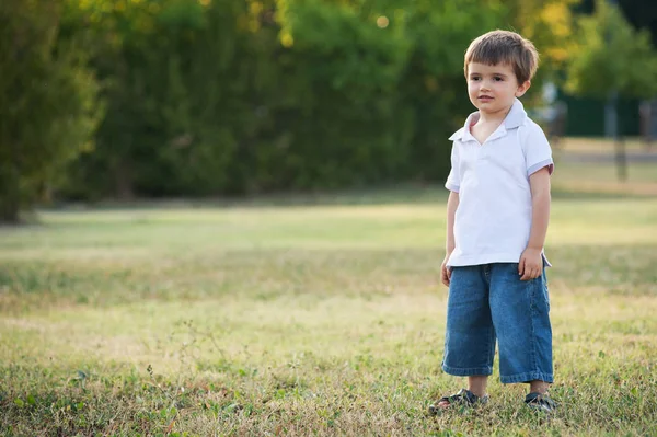 Маленький Мальчик Открытом Воздухе Портрет Копирайтом — стоковое фото
