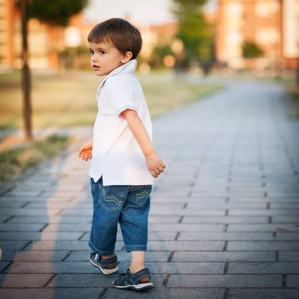 Молодий Хлопчик Ходить Парку Портрет — стокове фото