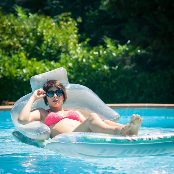 Femme Relaxante Dans Piscine — Photo