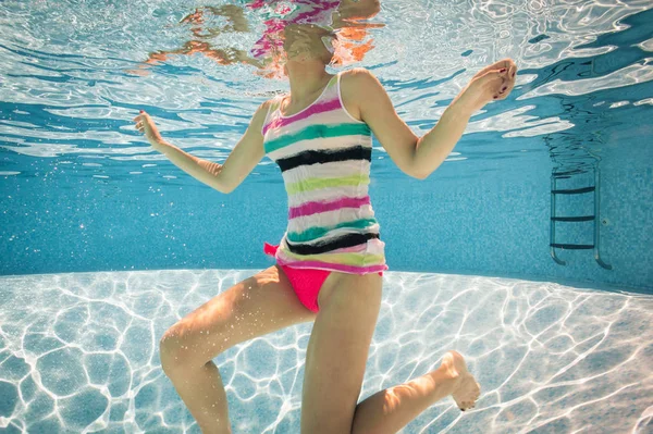 Vista Subacquea Ragazza Nuoto Singoletto Colorato Piscina — Foto Stock