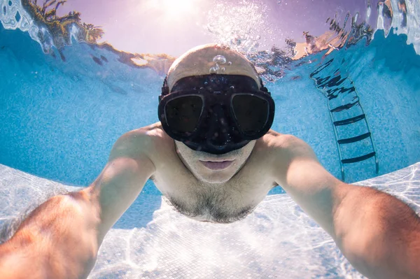 Podvodní portrét plešatého muže s černou maskou v bazénu — Stock fotografie