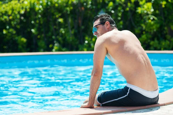 Handsome man portrait in swimming pool. — Stock Photo, Image