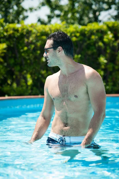 Retrato de homem bonito na piscina . — Fotografia de Stock