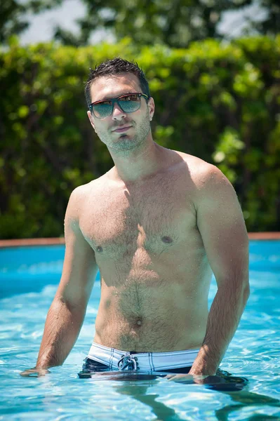 Retrato de homem bonito e feliz na piscina . — Fotografia de Stock