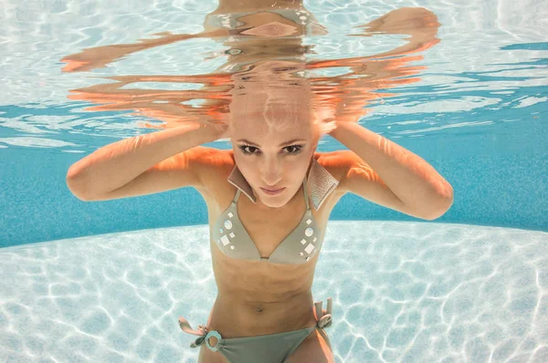 美丽的女人特写肖像水下在游泳池 — 图库照片