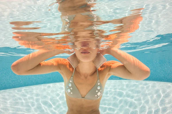 Mooie Vrouw Close Portret Onderwater Zwembad — Stockfoto