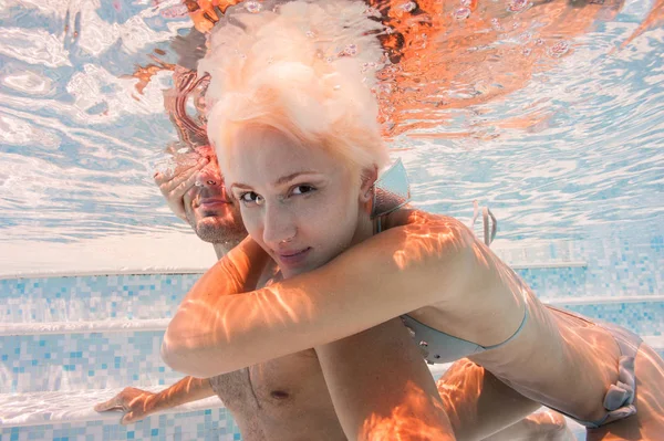 Underwater Couple Having Fun Swimming Pool — Stock Photo, Image