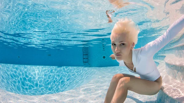 Mulher Vestindo Maiô Subaquático Piscina — Fotografia de Stock