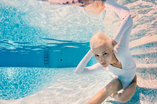 Vacker Kvinna Klädd Baddräkt Vattnet Poolen — Stockfoto