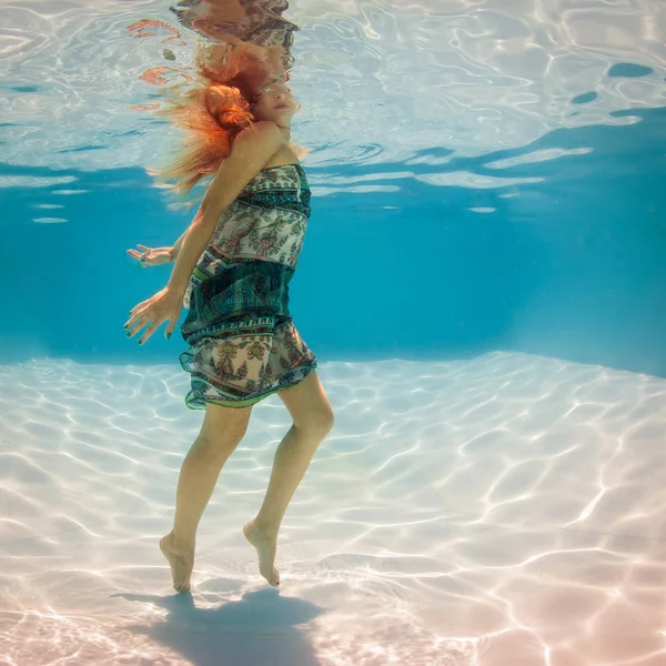 水下女性时尚肖像与复古礼服在游泳池 — 图库照片