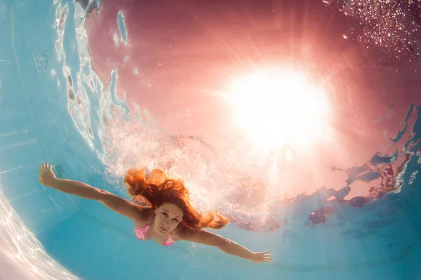水中女性は スイミングプールで光の肖像画をバック — ストック写真