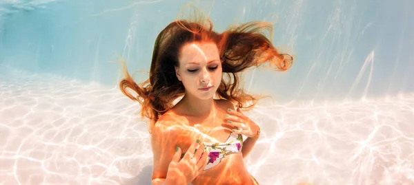 Retrato Mulher Subaquática Piscina — Fotografia de Stock