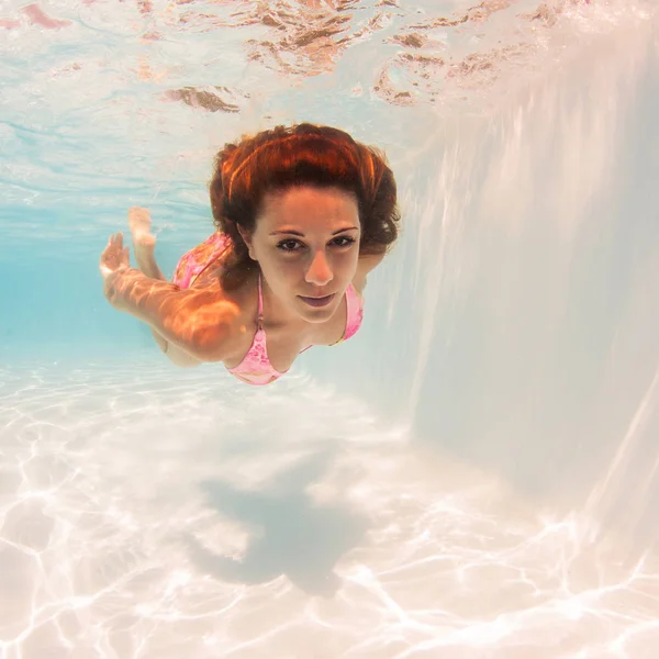 Portrait Femme Sous Marine Dans Piscine — Photo