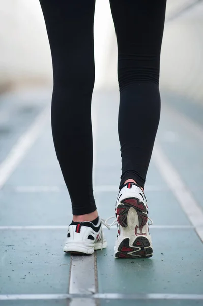 Vrouwelijke Voeten Runner Schoenen Achteraanzicht — Stockfoto