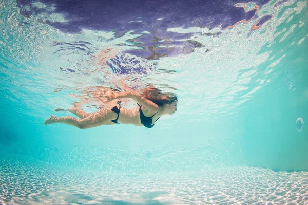 スイミング プールでの水中の女性の肖像画 — ストック写真