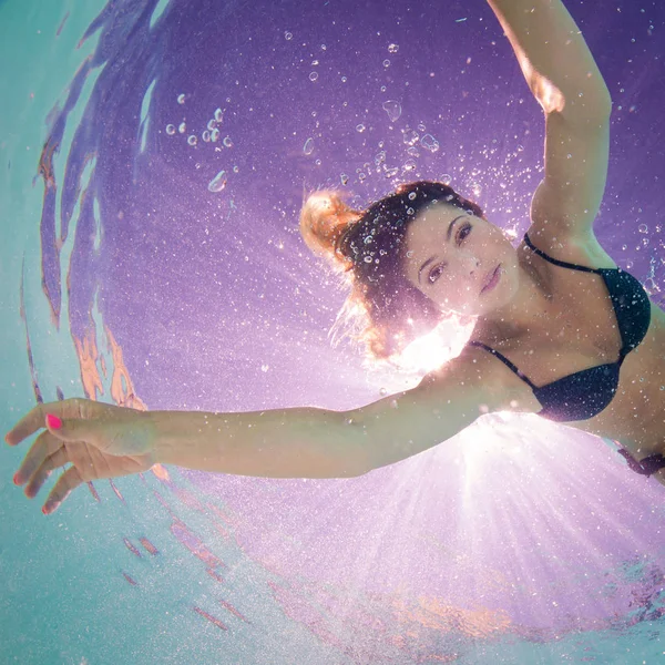 Onderwater Vrouw Terug Licht Portret Zwembad — Stockfoto