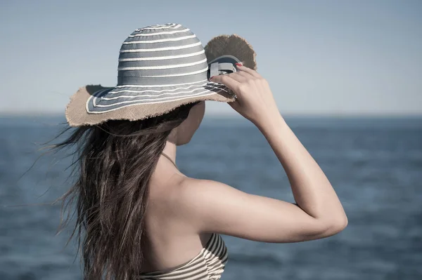 Mujer Joven Mirando Mar Por Detrás — Foto de Stock