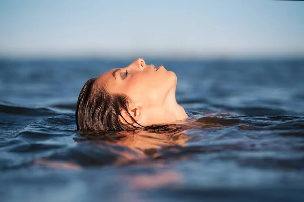 Αισθησιακό Γυναίκα Που Ποζάρει Μέσα Στο Νερό Στη Θάλασσα — Φωτογραφία Αρχείου