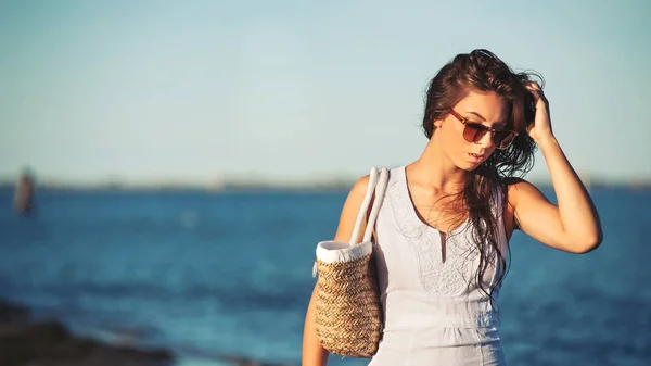 Mujer Joven Vestida Blanco Playa —  Fotos de Stock