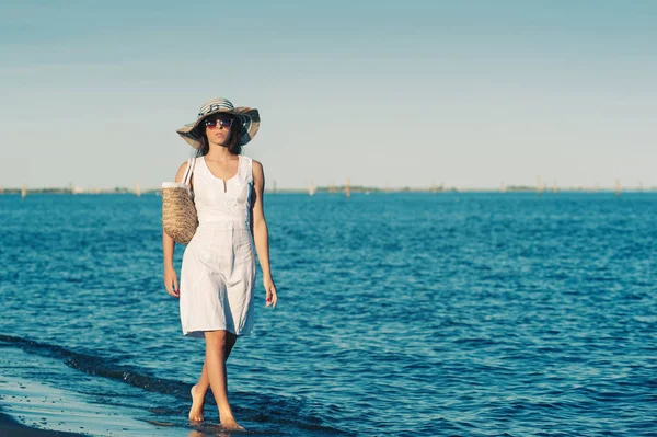 Jovem Mulher Vestindo Vestido Branco Andando Praia — Fotografia de Stock