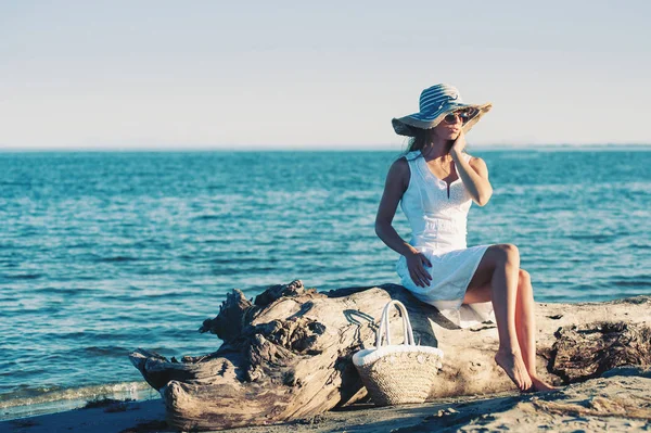 Young Woman Wearing White Dress Relaxing Beach — Stock Photo, Image