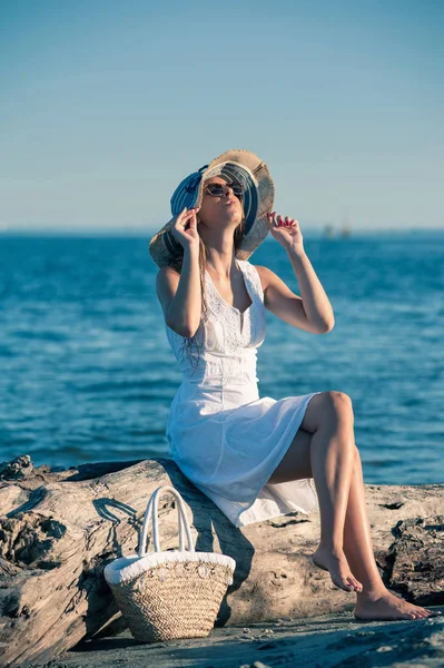 Νεαρή Γυναίκα Που Φοράει Λευκό Φόρεμα Χαλαρώνει Στην Παραλία — Φωτογραφία Αρχείου