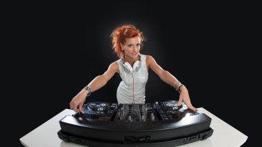 Genç seksi dj kadın siyah arka plana karşı. 