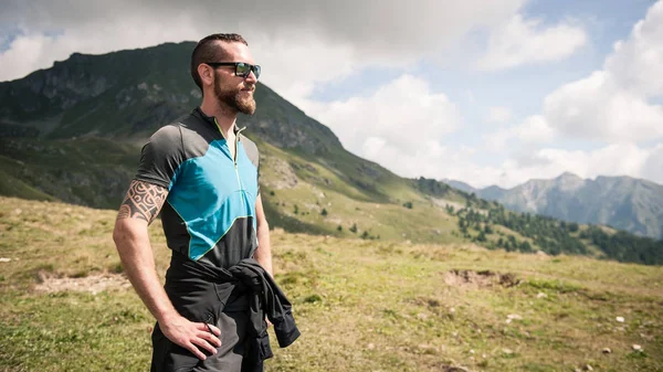 Retrato Deportista Aire Libre Las Montañas Alpes Italia —  Fotos de Stock