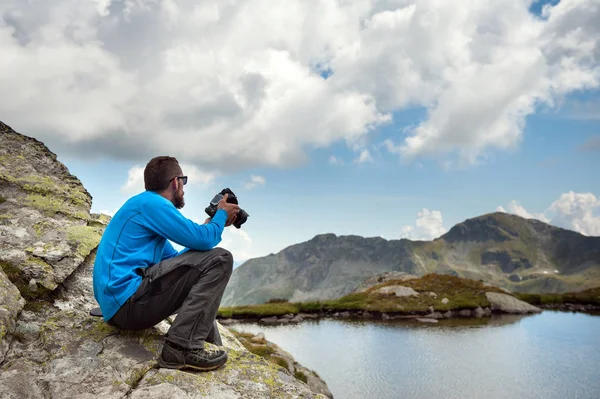 Ung Man Porträtt Med Kamera Utomhus Bergen Alperna Italien — Stockfoto