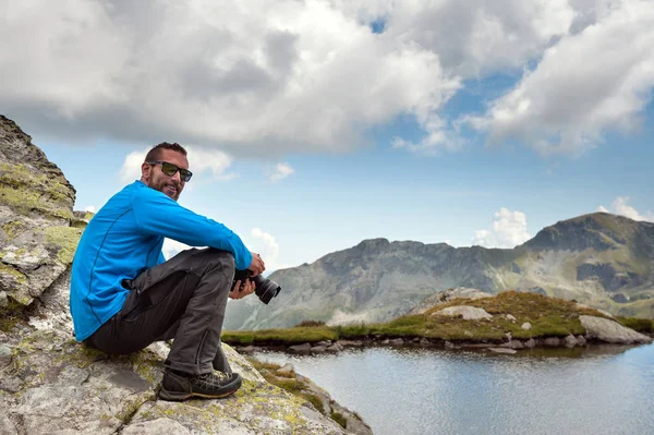 Portrait Homme Souriant Avec Caméra Extérieure Dans Les Montagnes Alpes — Photo