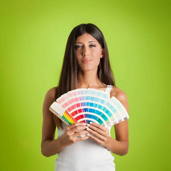 Jonge Vrouw Portret Met Kleuren Palet Tegen Kleurrijke Groene Achtergrond — Stockfoto