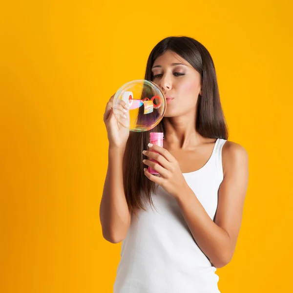 Krásný Dívčí Portrét Mýdlovou Bublinou Barevném Oranžovém Pozadí — Stock fotografie