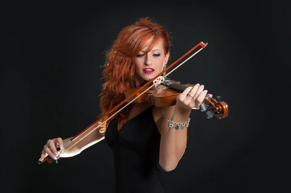 Junge Frau Spielt Geige Vor Schwarzem Hintergrund — Stockfoto