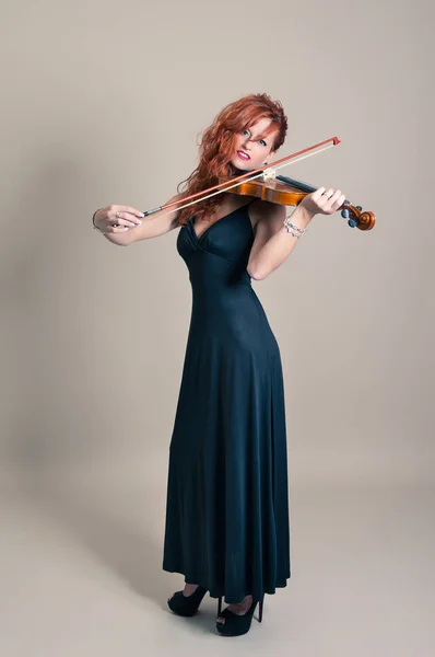 Junge Frau Spielt Geige Porträt Ganzkörper — Stockfoto