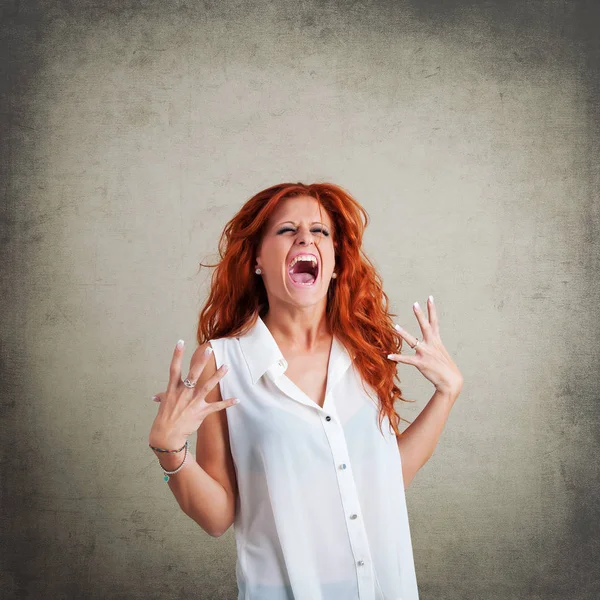 Wanhopige Redhead Vrouw Portret Tegen Grunge Achtergrond — Stockfoto