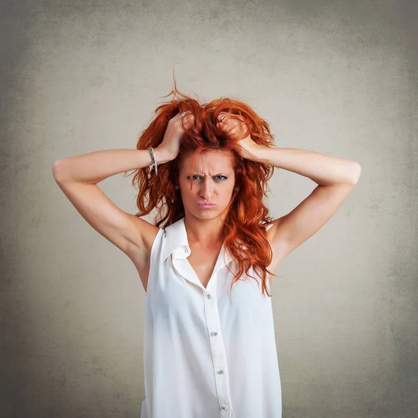 Teleurgesteld Redhead Vrouw Portret Tegen Grunge Achtergrond — Stockfoto