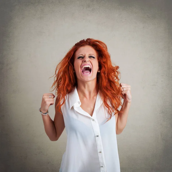 Schreeuwen Redhead Vrouw Portret Tegen Grunge Achtergrond — Stockfoto