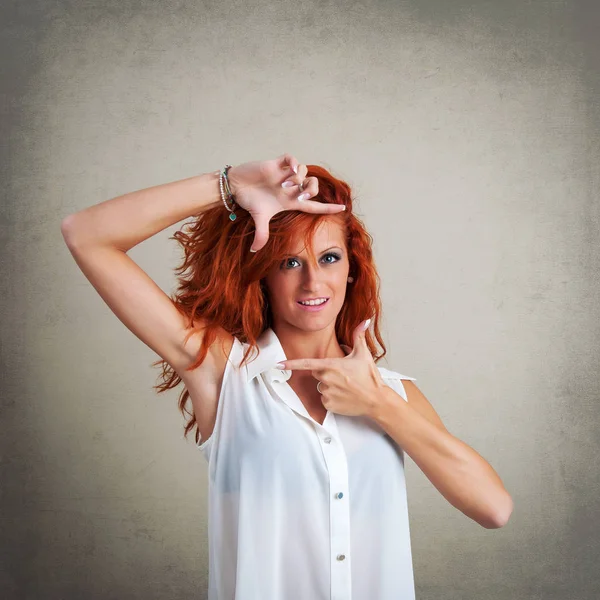 Redhead Vrouw Portret Maken Van Een Hand Frame Tegen Grunge — Stockfoto