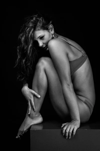 Молодая Интимная Женщина Портрет Красоты Темном Фоне Черно Белое Изображение — стоковое фото